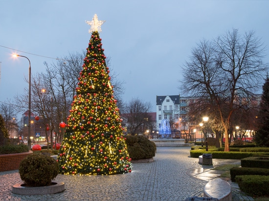 Coperture per alberi di Natale: una grande idea per le torri di fiori in inverno