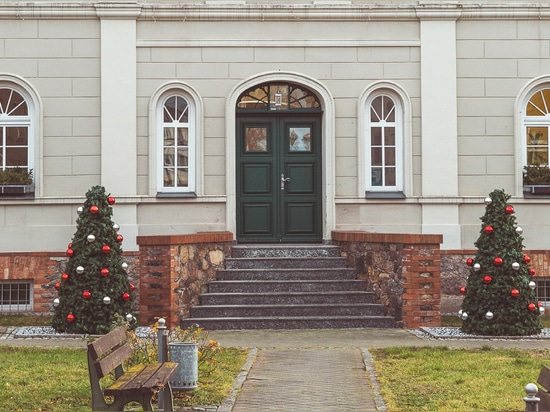 Coperture per alberi di Natale: una grande idea per le torri di fiori in inverno