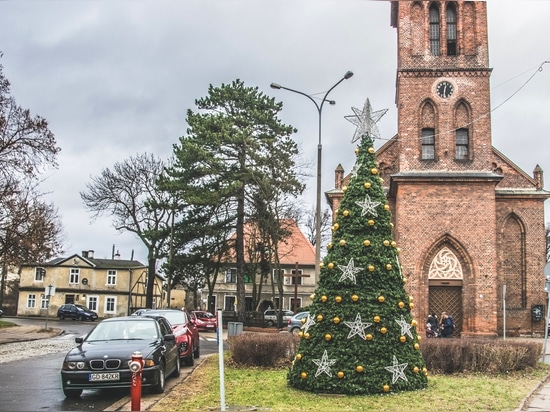 Coperture per alberi di Natale: una grande idea per le torri di fiori in inverno