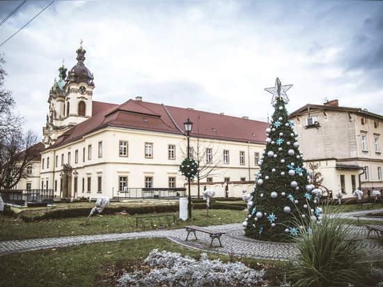 Coperture per alberi di Natale: una grande idea per le torri di fiori in inverno