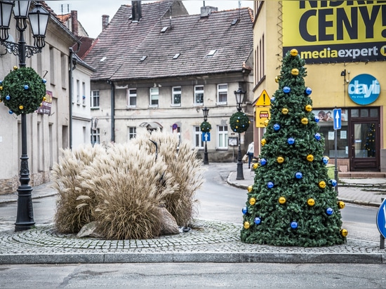 Coperture per alberi di Natale: una grande idea per le torri di fiori in inverno