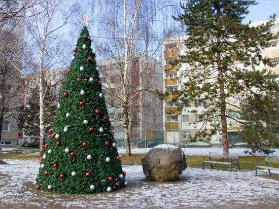 Coperture per alberi di Natale: una grande idea per le torri di fiori in inverno