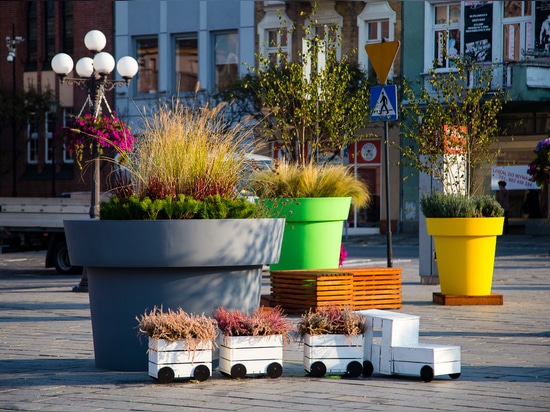 Vasi urbani e torri di fiori ideali per composizioni autunnali