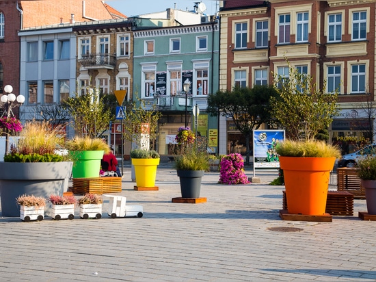 Vasi urbani e torri di fiori ideali per composizioni autunnali