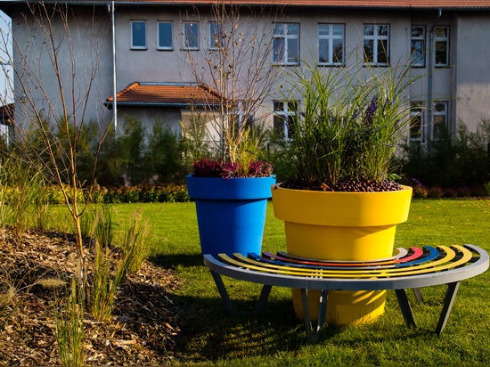 Vasi urbani e torri di fiori ideali per composizioni autunnali