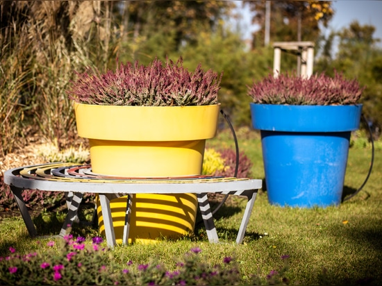 Vasi urbani e torri di fiori ideali per composizioni autunnali
