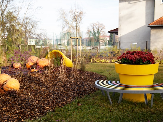 Vasi urbani e torri di fiori ideali per composizioni autunnali