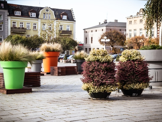 Vasi urbani e torri di fiori ideali per composizioni autunnali