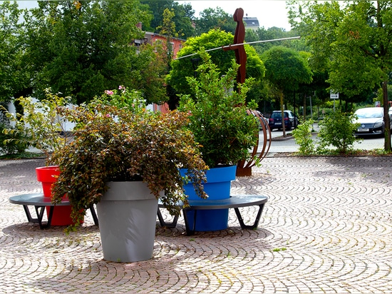 Vasi urbani e torri di fiori ideali per composizioni autunnali