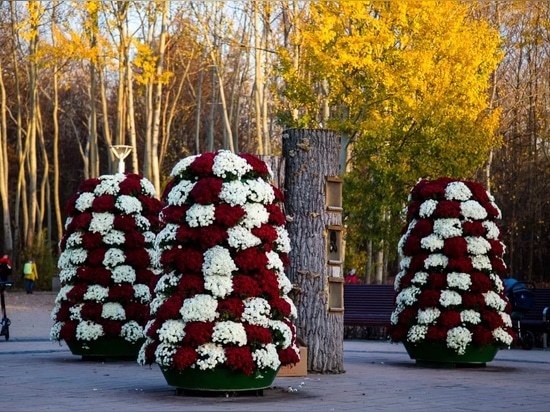 Vasi urbani e torri di fiori ideali per composizioni autunnali