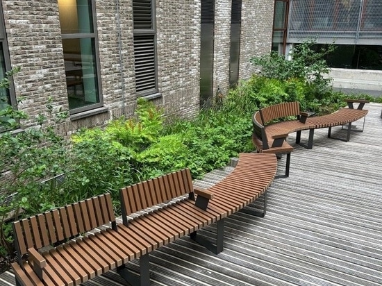 Panchina Málaga con doghe in legno sintetico WPC (Wood Plastic Composite) nel cortile del World Trade Centre nei Paesi Bassi.