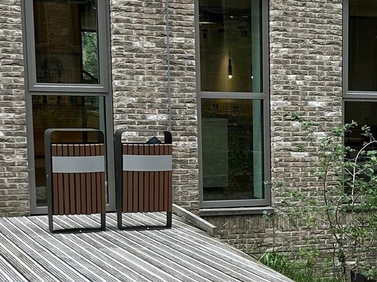 Cestino per la raccolta differenziata Málaga con doghe in legno sintetico WPC (Wood Plastic Composite) e struttura in acciaio zincato nel cortile del World Trade Centre nei Paesi Bassi.