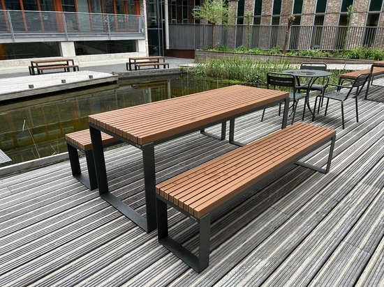 Tavoli da picnic Málaga con doghe in legno sintetico WPC (Wood Plastic Composite) nel cortile centrale del World Trade Centre nei Paesi Bassi.