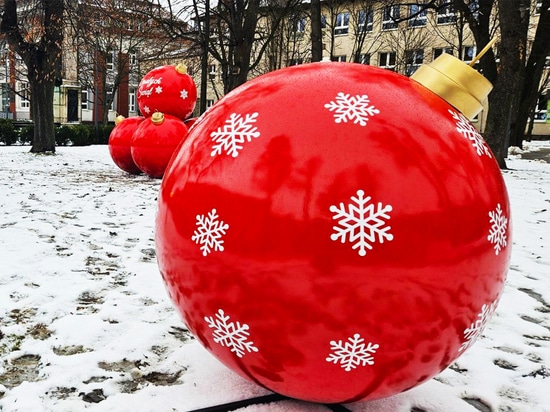 I baubles XXL negli spazi urbani: una decorazione originale che delizia