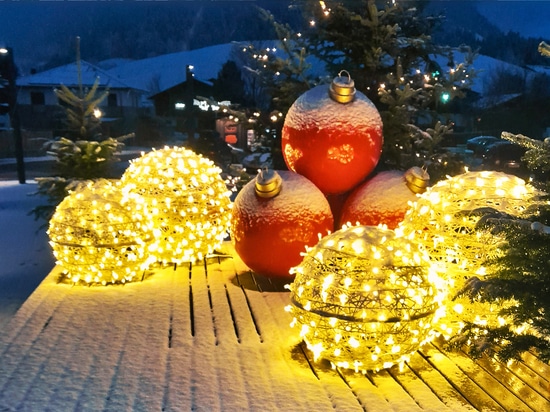 I baubles XXL negli spazi urbani: una decorazione originale che delizia