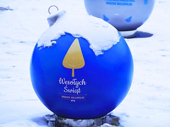I baubles XXL negli spazi urbani: una decorazione originale che delizia