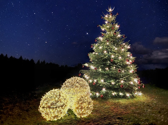 I baubles XXL negli spazi urbani: una decorazione originale che delizia