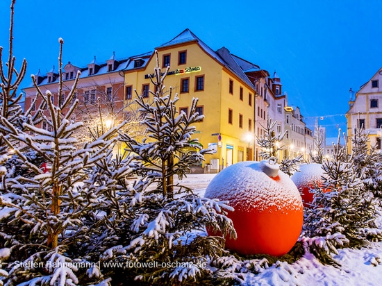I baubles XXL negli spazi urbani: una decorazione originale che delizia
