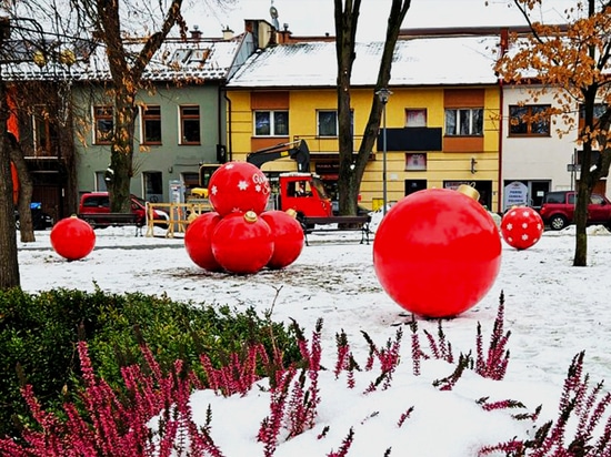 I baubles XXL negli spazi urbani: una decorazione originale che delizia