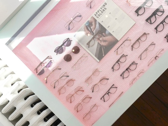 In questa splendida ottica di Boston, specializzata nella selezione di occhiali unici provenienti da tutto il mondo, lo spazio è stato suddiviso con eleganza grazie a due separè Facet.