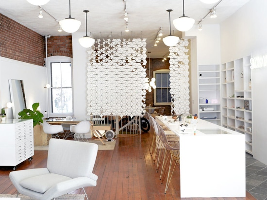 In questa splendida ottica di Boston, specializzata nella selezione di occhiali unici provenienti da tutto il mondo, lo spazio è stato suddiviso con eleganza grazie a due separè Facet.