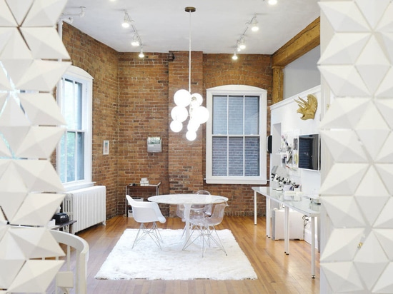 In questa splendida ottica di Boston, specializzata nella selezione di occhiali unici provenienti da tutto il mondo, lo spazio è stato suddiviso con eleganza grazie a due separè Facet.