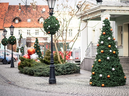 Decorazioni traforate e palle di abete per lampioni