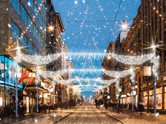 Decorazioni traforate e palle di abete per lampioni