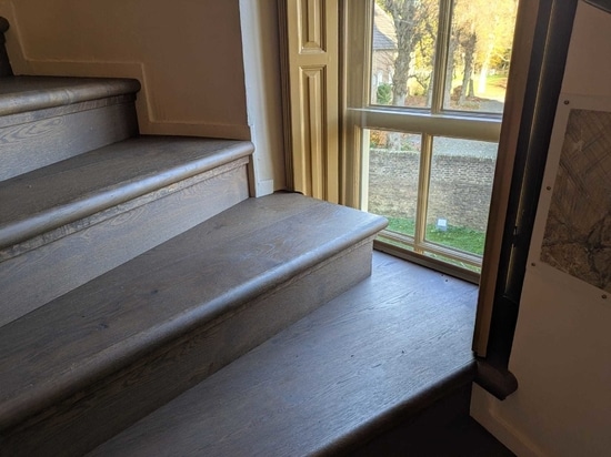Dennebos Flooring ha realizzato un pavimento largo in rovere in un colore personalizzato