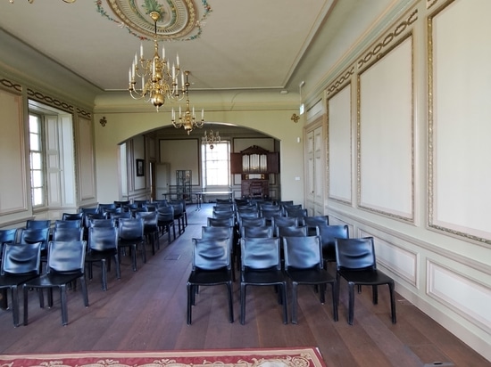 Dennebos Flooring ha realizzato un pavimento largo in rovere in un colore personalizzato