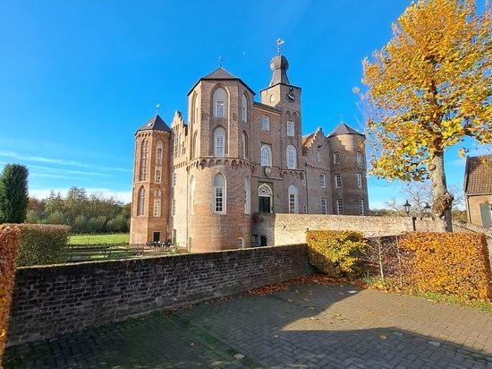 L'intero castello viene fornito con il pavimento in legno Dennebos