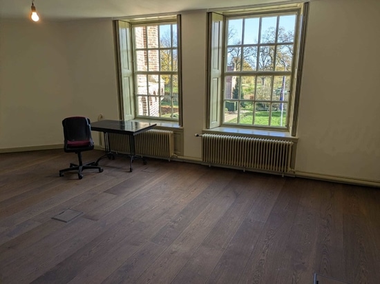 Dennebos Flooring ha realizzato un pavimento largo in rovere in un colore personalizzato