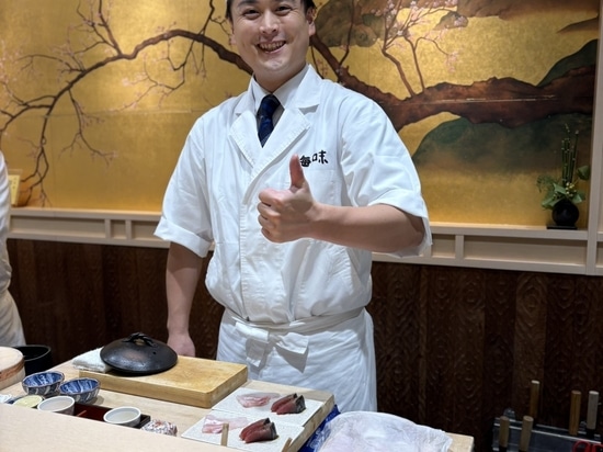 Lo chef del sushi fa il pollice in su!