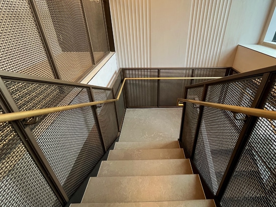 Scala di New York: La rete metallica intrecciata incontra il lusso moderno