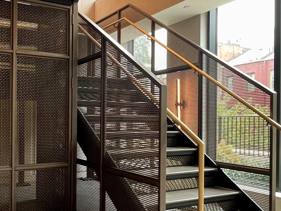 Scala di New York: La rete metallica intrecciata incontra il lusso moderno