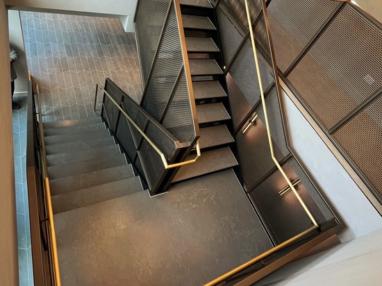 Scala di New York: La rete metallica intrecciata incontra il lusso moderno