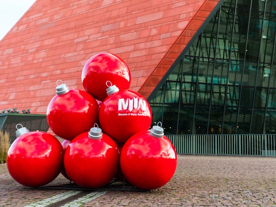 Piramidi di baubles XXL: un moderno accento festivo per gli spazi pubblici
