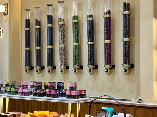 Distributori personalizzati di caramelle sfuse in oro: Una soluzione a parete per la vendita al dettaglio di lusso
