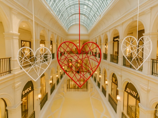 Decorazioni di San Valentino negli spazi pubblici