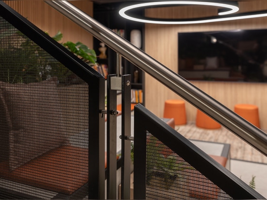 La rete metallica architettonica Banker LPZ-71 migliora il design delle scale con linee pulite, materiali resistenti e un look contemporaneo ideale per spazi residenziali e commerciali.