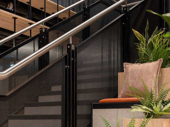 La rete metallica architettonica Banker LPZ-71 migliora il design delle scale con linee pulite, materiali resistenti e un look contemporaneo ideale per spazi residenziali e commerciali.