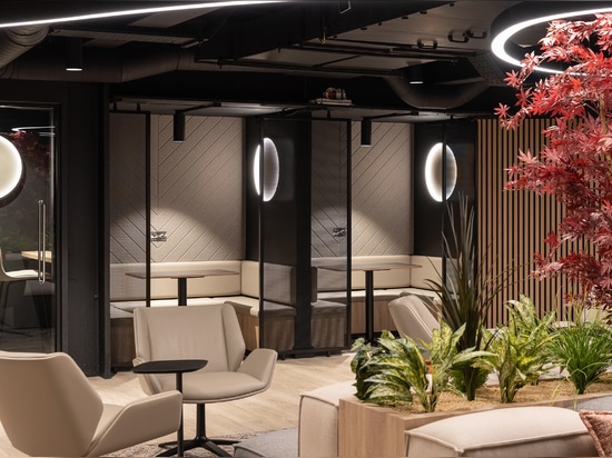 I divisori in rete metallica Banker LPZ-71 creano cabine semi-private al 58 di Mosley Street, contribuendo a creare un ambiente di lavoro collaborativo.