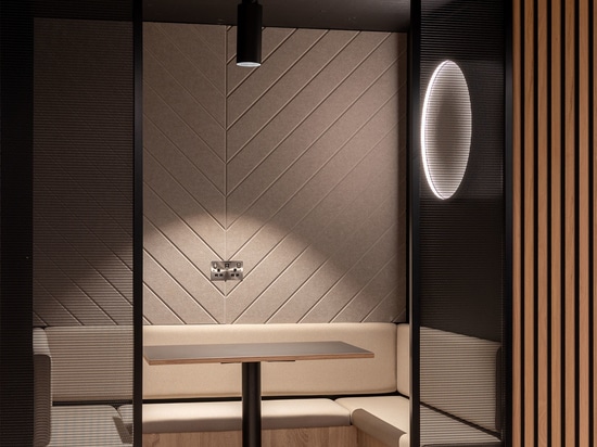 I divisori in rete metallica Banker LPZ-71 creano cabine semi-private al 58 di Mosley Street, contribuendo a creare un ambiente di lavoro collaborativo.