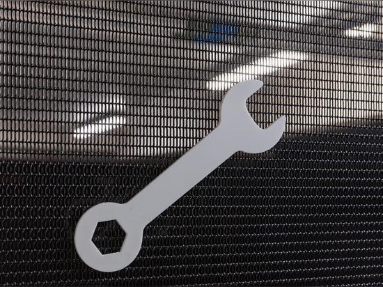 Il deposito sicuro per le biciclette utilizza pannelli in rete metallica LPZ-71 per garantire visibilità, ventilazione e protezione a lungo termine.