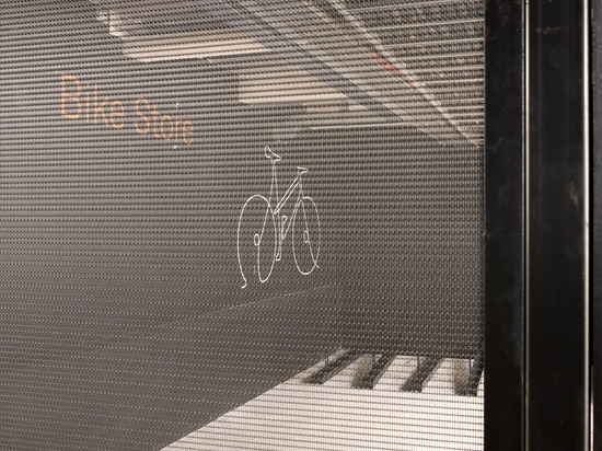 Il deposito sicuro per le biciclette utilizza pannelli in rete metallica LPZ-71 per garantire visibilità, ventilazione e protezione a lungo termine.
