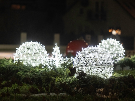 Decorazioni natalizie a cielo aperto come punto focale delle rotatorie urbane