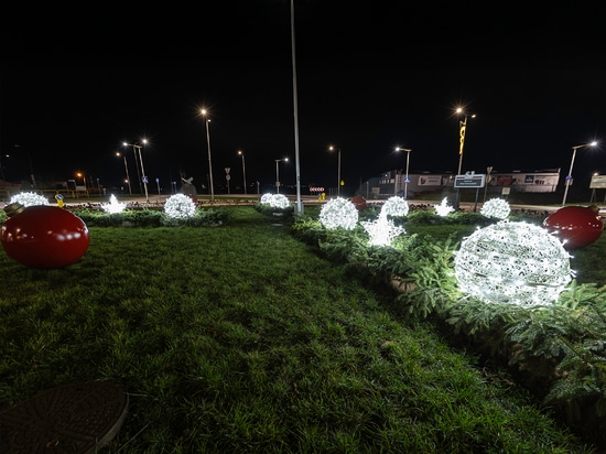 Decorazioni natalizie a cielo aperto come punto focale delle rotatorie urbane