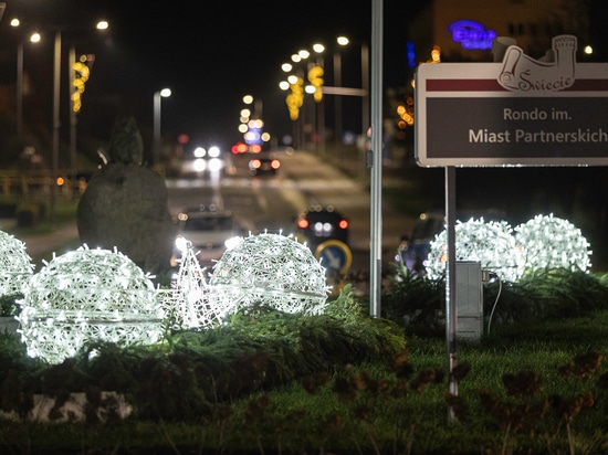 Decorazioni natalizie a cielo aperto come punto focale delle rotatorie urbane