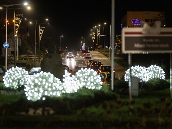 Decorazioni natalizie a cielo aperto come punto focale delle rotatorie urbane