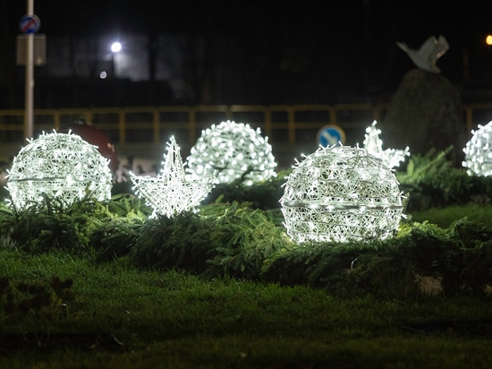Decorazioni natalizie a cielo aperto come punto focale delle rotatorie urbane